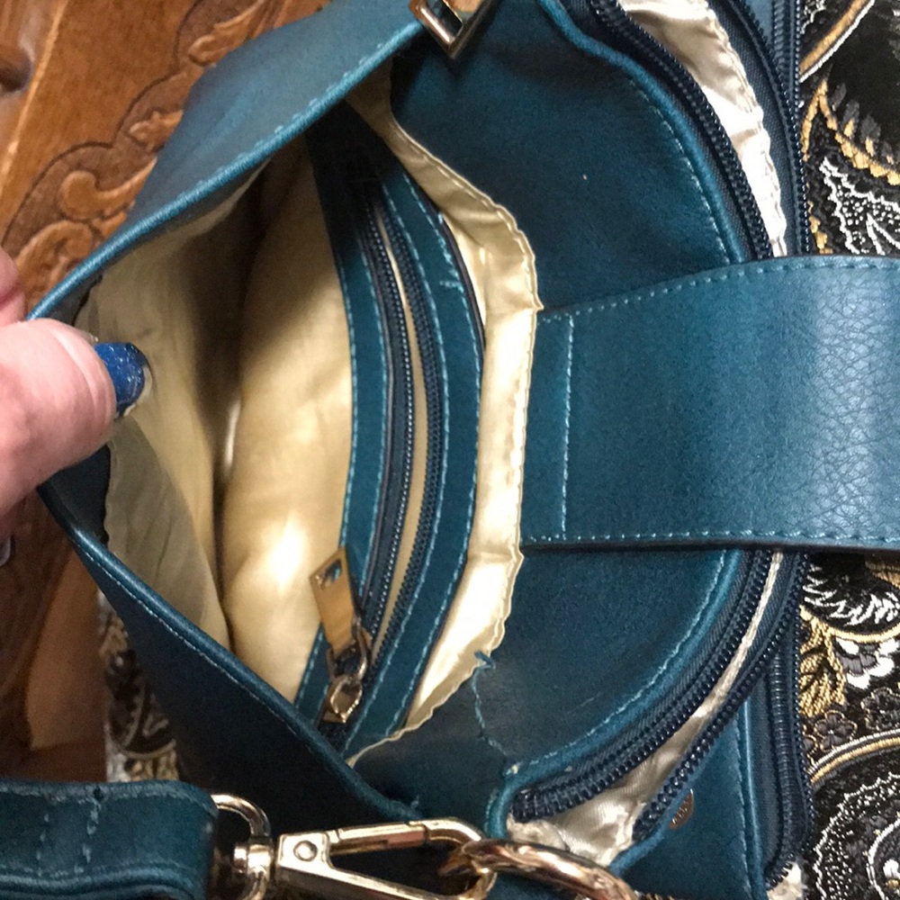 Cross body - Picture 4 of 8